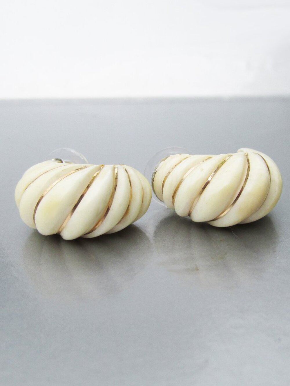 Vintage 585 14K Gold Italy Oval Carved Shrimp Post Stud Earrings